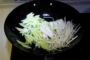 黄瓜炒金针菇的做法步骤6