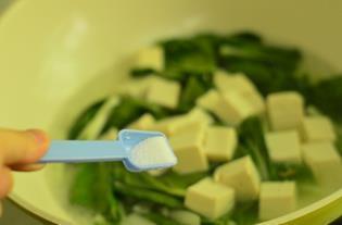 小白菜豆腐汤的做法步骤8