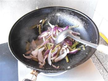 芹菜肉丝炒洋葱的做法步骤5