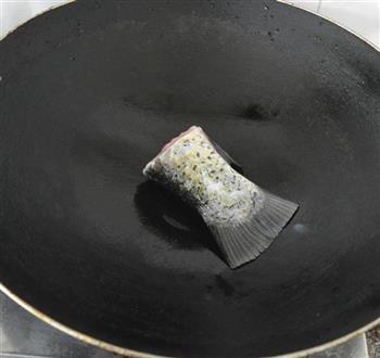 黑豆煲鲩鱼尾的做法图解2