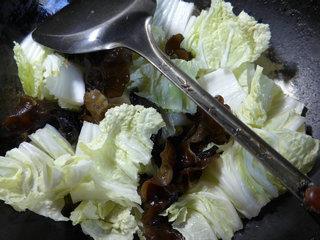 黑木耳油面筋炒白菜的做法图解2