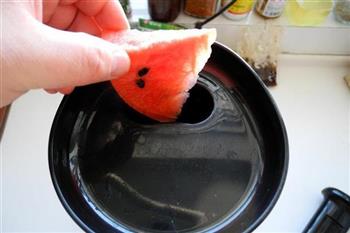 鲜榨西瓜汁的做法步骤4