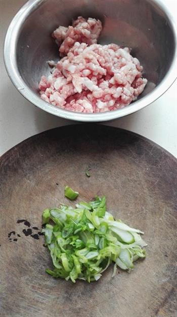 白菜猪肉水饺的做法步骤1