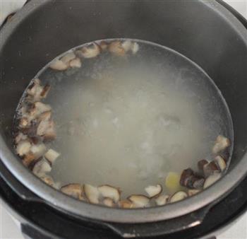 淡菜干香菇粥的做法图解5