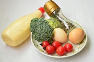 鸡蛋彩蔬沙拉的做法步骤1