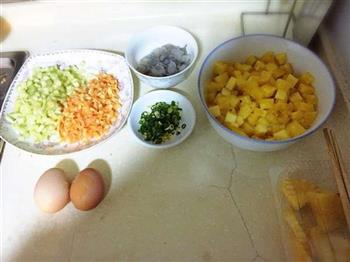 虾仁菠萝饭的做法步骤2