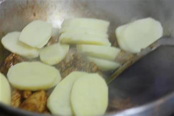 土豆烧鸡块的做法步骤7