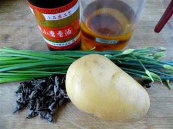 炝拌韭苔土豆丝的做法步骤1