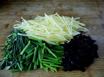 炝拌韭苔土豆丝的做法步骤2