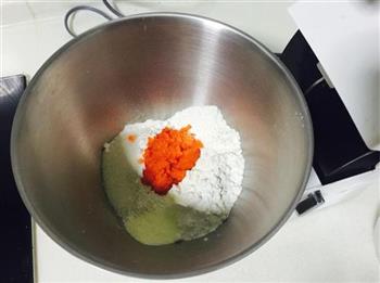 超软胡萝卜餐包的做法步骤2