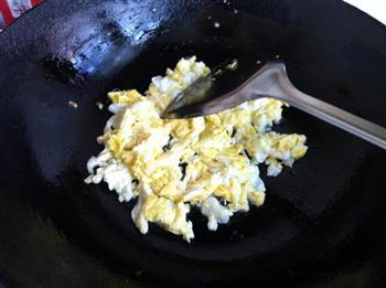 鸡蛋海米木耳炒韭苔的做法图解3