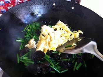 鸡蛋海米木耳炒韭苔的做法步骤6