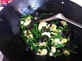 鸡蛋海米木耳炒韭苔的做法步骤7