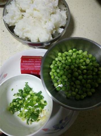 豌豆红肠炒饭的做法步骤1