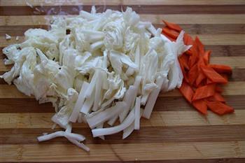 炖白菜冻豆腐粉条的做法图解1