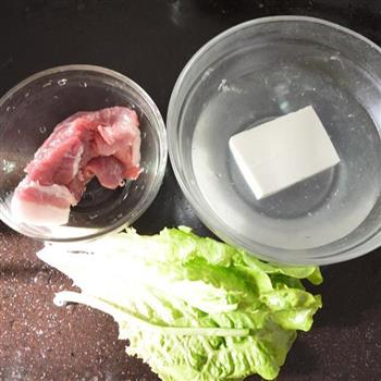 肉丸豆腐丝生菜汤的做法图解1