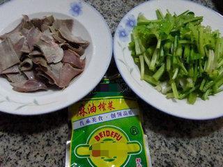 榨菜猪舌头炒芹菜的做法步骤1
