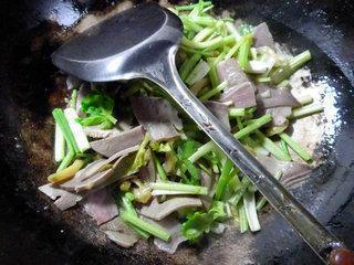 榨菜猪舌头炒芹菜的做法步骤3