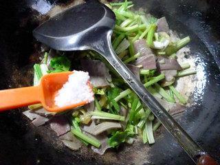 榨菜猪舌头炒芹菜的做法步骤4
