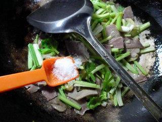 榨菜猪舌头炒芹菜的做法步骤5