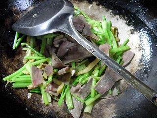 榨菜猪舌头炒芹菜的做法步骤6