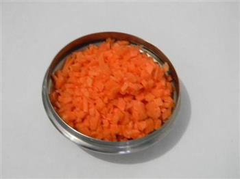 咸味胡萝卜丁玉米粥的做法图解2