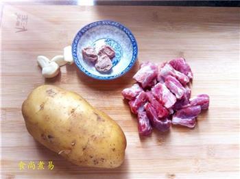 话梅排骨焖土豆的做法步骤1