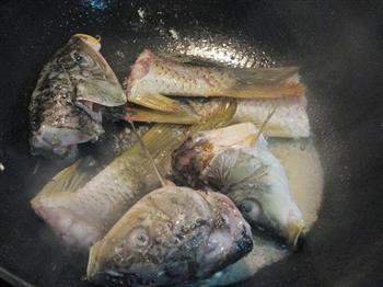 鱼头鱼尾豆腐丝汤的做法图解5