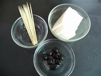 黑橄榄豆腐串的做法步骤1