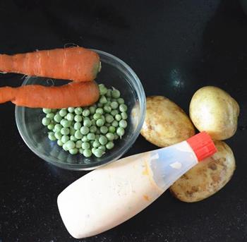 土豆胡萝卜沙拉丁的做法图解1