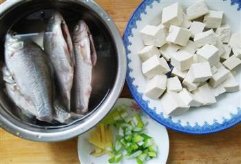 鲫鱼炖豆腐的做法步骤1