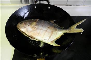 红烧鲳鱼的做法步骤6