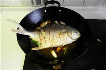 红烧鲳鱼的做法步骤9