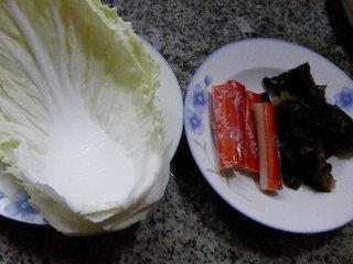 黑木耳蟹柳炒白菜的做法步骤1