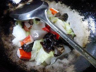 黑木耳蟹柳炒白菜的做法步骤10