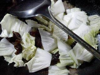 黑木耳蟹柳炒白菜的做法步骤4