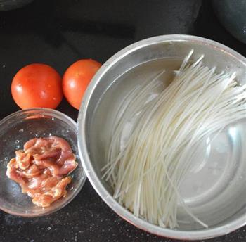 番茄瘦肉烫米粉的做法步骤1