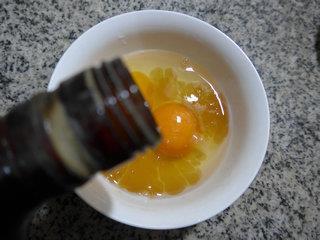 沙拉酱鸡蛋炒饭的做法步骤2