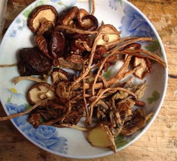 蛏干炖菌菇汤的做法图解4