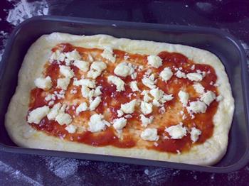 黑椒肠磨菇披萨的做法步骤7
