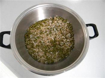 绿豆糙米粥的做法图解2