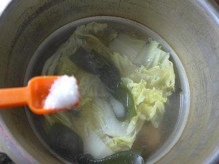 海带结白菜排骨汤的做法图解10