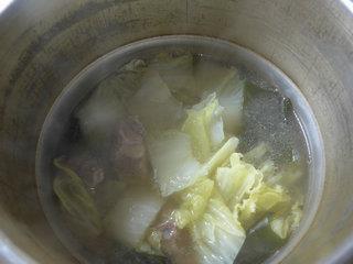 海带结白菜排骨汤的做法图解11