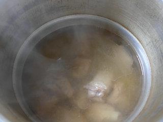 海带结白菜排骨汤的做法步骤7