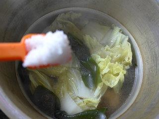 海带结白菜排骨汤的做法图解9