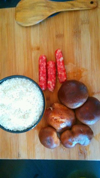 香菇腊肠焖饭的做法图解1