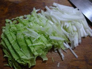肉丝白菜炒面的做法步骤2
