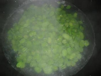 橄榄菜炒蚕豆米的做法图解2