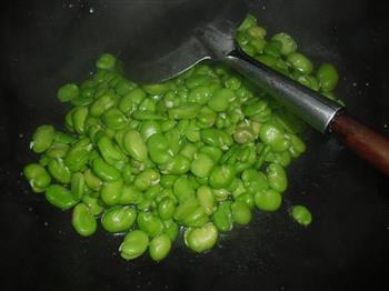 橄榄菜炒蚕豆米的做法步骤3