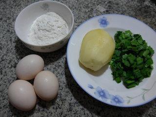韭菜鸡蛋土豆丝饼的做法步骤1